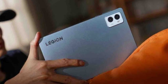 Lenovo'nun merakla beklenen yeni oyun tableti Legion Y700 oyun tutkunları için heyecan verici bir haberle geliyor. İşte detaylar... 2024 modelinin çıkış tarihi ve teknik özellikleri nihayet belli oldu. Lenovo, önceki yıl piyasaya sürdüğü modelin güncellenmiş versiyonu olan tableti için tanıtım yayınlayarak lansman tarihini ve bazı özelliklerini duyurdu. 29 Eylül'de Çin'de resmi olarak tanıtılacak olan Y700 2024 oyun severlerin dikkatini çekecek gibi görünüyor. En dikkat çekici özelliği Snapdragon 8 Gen 3 işlemcisiyle donatılması oldu. Ayrıca işlemci, hızlı ve akıcı oyun deneyimi sunmayı vaat ediyor. Oyun severler için yüksek performansı oldukça önemlidir. Tabletin sunduğu özellikler oyun performansını önemli ölçüde artıracaktır. Ayrıca, tabletin grafik işleme gücünün de artacağı söyleniyor. Lenovo Legion Y700 2024 Özellikleri Neler? Legion tablet 2.560 x 1.600 piksel çözünürlüğünde, 8,8 inçlik LCD ekranla geliyor. Ekranın maksimum 500 nit parlaklık kapasitesi dış mekanlarda bile net görüntü sağlıyor. DCI-P3 renk gamı ile canlı ve gerçekçi renkler sunuyor. 165 Hz yenileme hızı, akıcı oyun deneyimi sunmak için tasarlanmış. Bu da hızlı hareket eden sahnelerde bile görüntü kalitesinin korunmasına yardımcı oluyor. Cihazın gücünü ise Qualcomm’un en yeni işlemcisi Snapdragon 8 Gen 3’den alması bekleniyor. İşlemci oyun performansını üst düzeye çıkartarak kullanıcıların en yoğun oyun deneyimlerinde bile hızlı ve akıcı performans sunuyor. Lenovo Y700 2024 modelinin 10.000 mm²’lik buhar odası ile donatıldığını açıkladı. Kamera özelliklerine bakacak olursak Y700 2024 modeli arka tarafta 13 MP ana kamera ile dikkat çekiyor. Ön tarafta 8 MP’lik selfie kamerası bulunuyor. Lenovo Legion Y700 2024 Çıkış Tarihi ve Fiyatı Lenovo Legion Y700 2024, gamerların merakla beklediği tablet olarak 29 Eylül'de Çin’de resmi olarak tanıtılacak. Fiyat konusunda ise henüz resmi bir açıklama yapılmadı ancak önceki modellerine bakarak tahminde bulunmak mümkün. Geçmişteki Legion tabletlerinin fiyat aralığına göz attığımızda, yeni modelin de 25-30 bin TL civarında olmasının muhtemel olduğunu söyleyebiliriz.