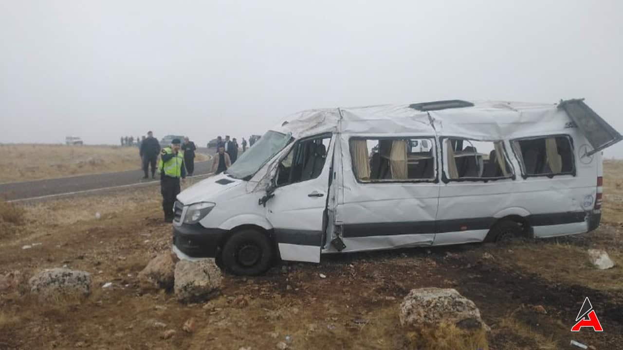 cenazeye-gidenleri-tasiyan-minibus-devrildi.jpg