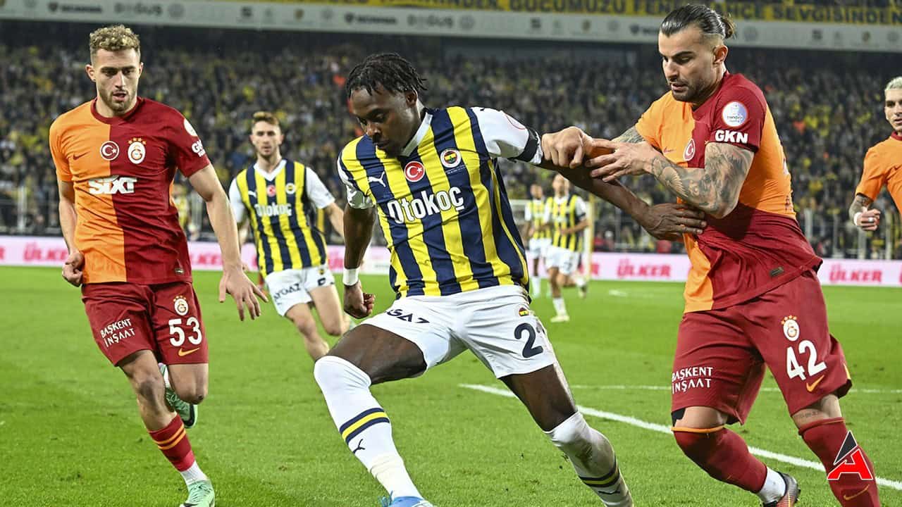 galatasaray-fenerbahce-seyirciler-istiklal-marsi-okudu-video-izle-2.jpg