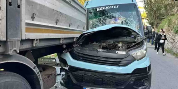 Maltepe’de Minibüs TIR’a Çarptı, 8 Yaralı