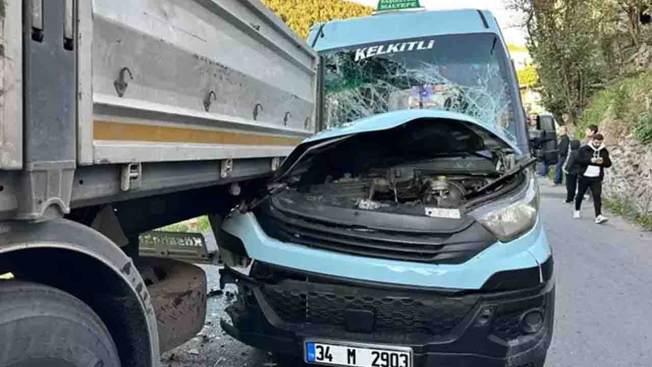 Maltepe’de Minibüs TIR’a Çarptı